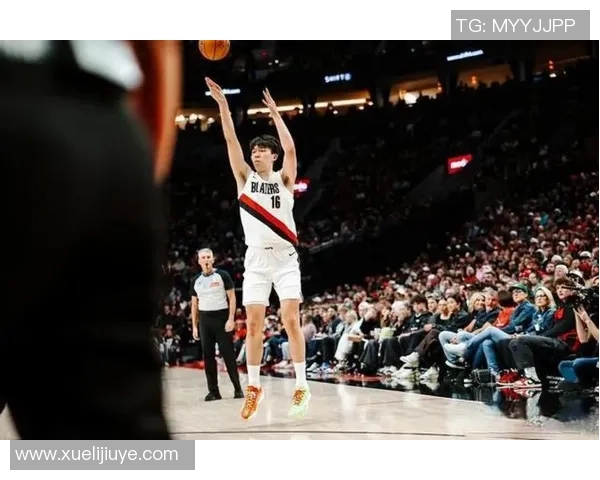 开拓者2分爆冷制胜，全队围在一同庆祝，谁留意杨瀚森的行为